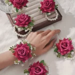 흰색 안개꽃과 인조 진주 체인이 있는 우아한 빨간 장미 손목 코사지 6개 - 결혼식, 기념일에 딱 맞습니다. - 이미지 5