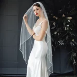 웨딩 베일 짧은 연필 가장자리 간단한 신부 베일, 우아한 로치 웨딩 베일, 긴 빗, 부드러운 싱글 V14