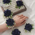 흰색 안개꽃과 인조 진주 체인이 있는 우아한 빨간 장미 손목 코사지 6개 - 결혼식, 기념일에 딱 맞습니다. - 이미지 6