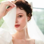 우아한 새틴 리본매듭 짧은 신부 베일 부드러운 얇은 명주 그물 어깨 길이 웨딩 베일 빗 포함 - 이미지 4